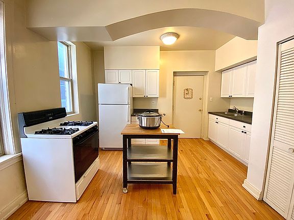 2nd image of 2207 W Montrose Ave APT 2E