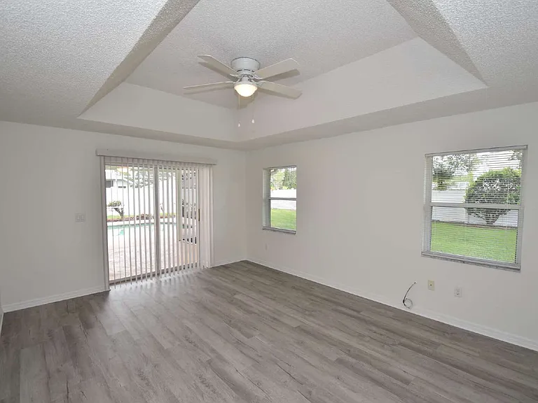 33 Poinsettia Ln — Photo 8