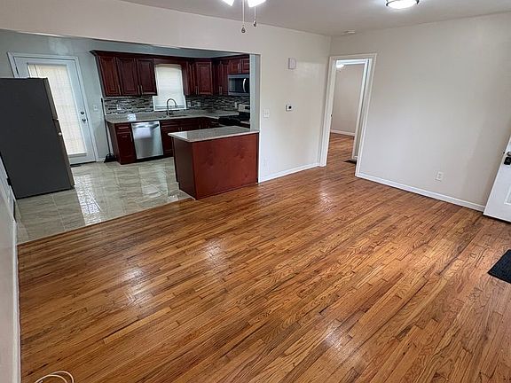 3rd image of 5517 Willow Ave