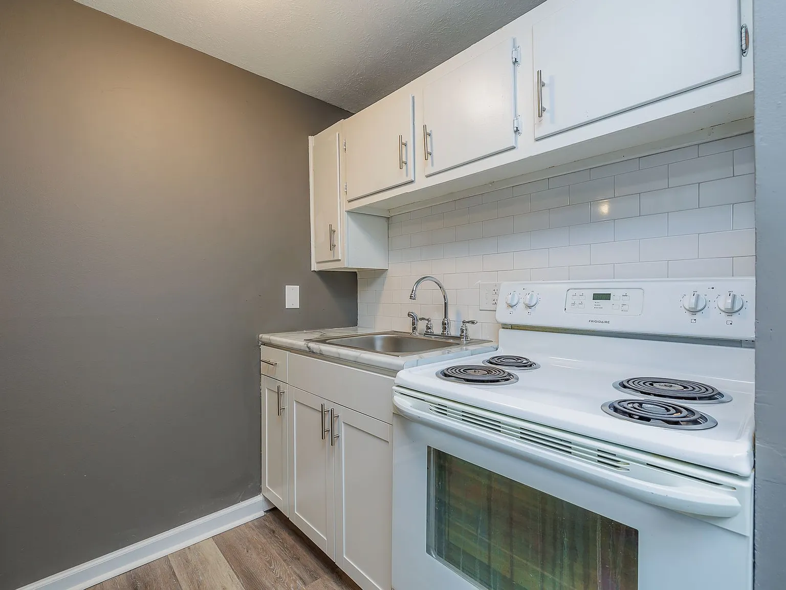 1 bedroom completely renovated in the heart of Berea — Photo 4