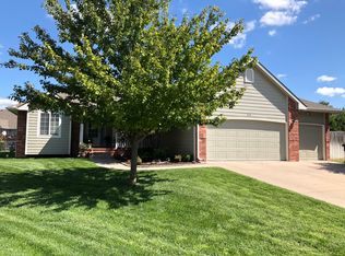 414 E Country Hills Ct, Augusta, KS 67010