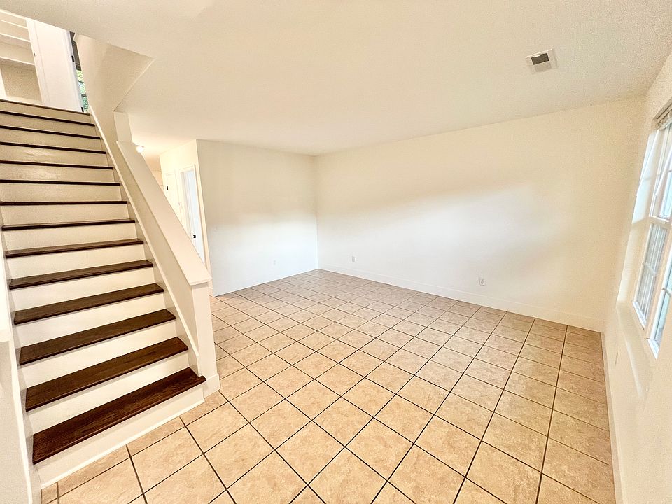 Entryway/Livingroom
