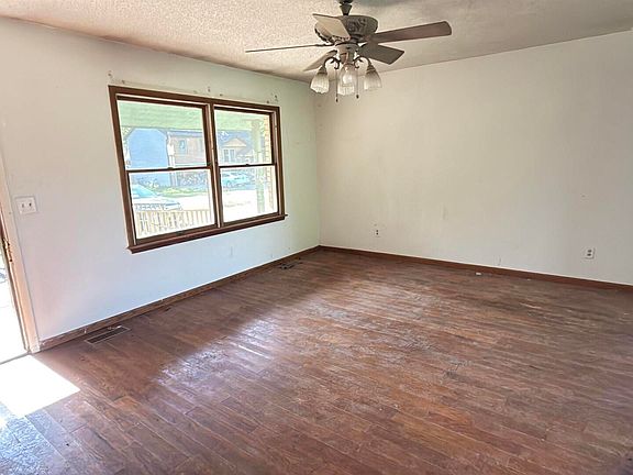 3rd image of 102 Stable Dr
