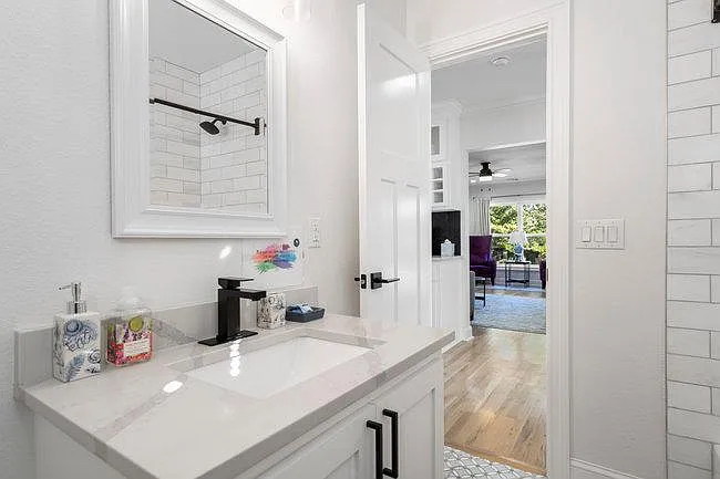 E 17th Pl S — Photo 26