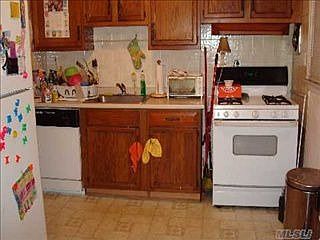 2nd image of 123 Weir St
