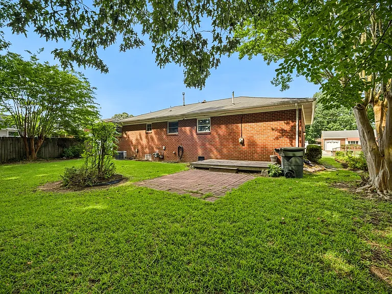 220 Manchester Dr — Photo 21