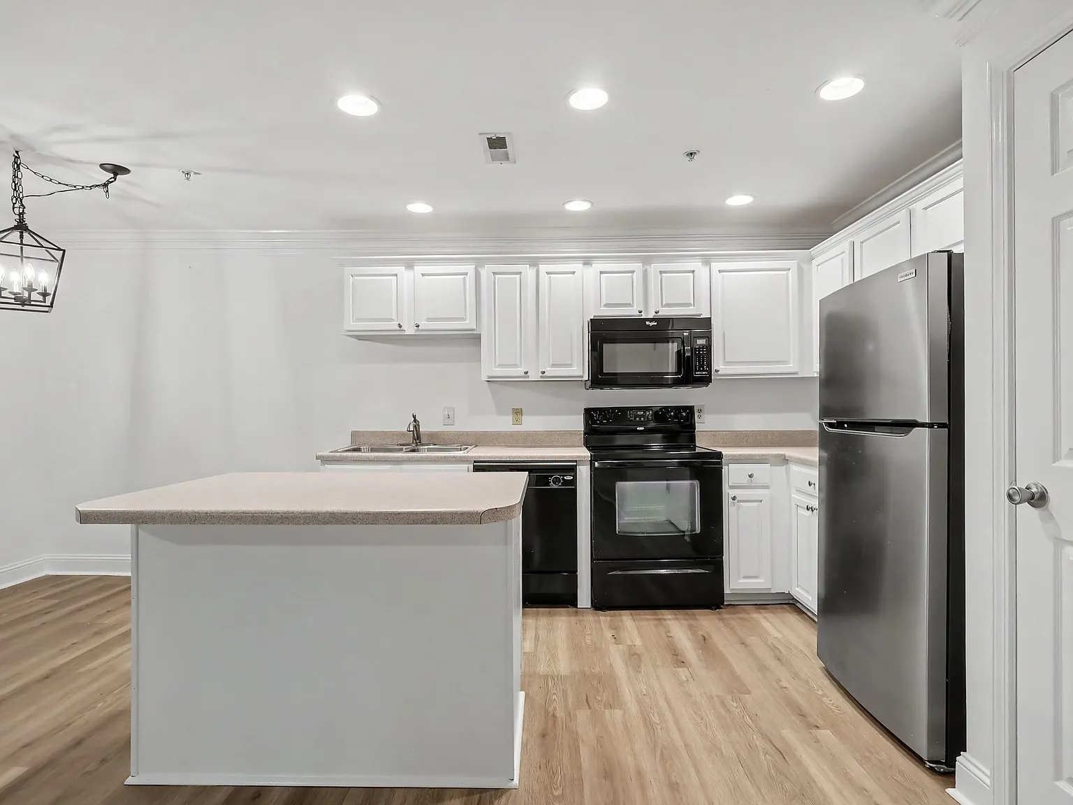 308 Madison Ct SE — Photo 1