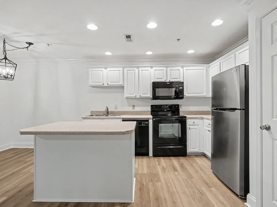 308 Madison Ct SE