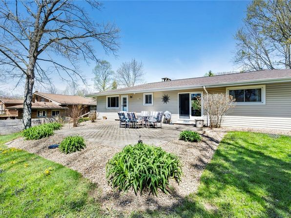 7438 Briar Hill Dr, Kirtland, OH 44094