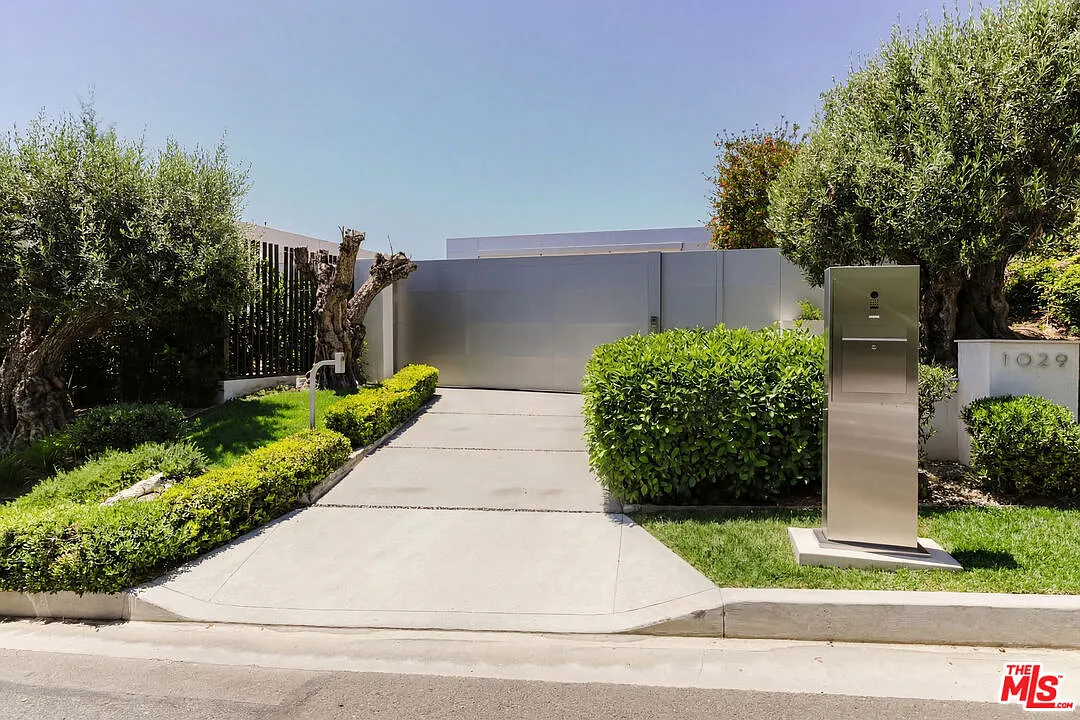 4 bed, 4.5 bath, 7878 sqft, $70,000 — Photo 2