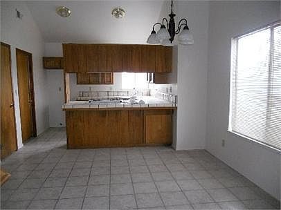 5th image of 1033 E Babcock Ave