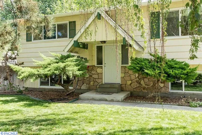 606 N Dennis Pl photo 1