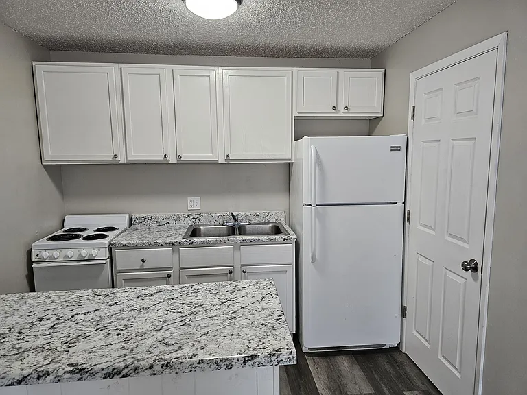 815 S Emporia St #212 — Photo 4