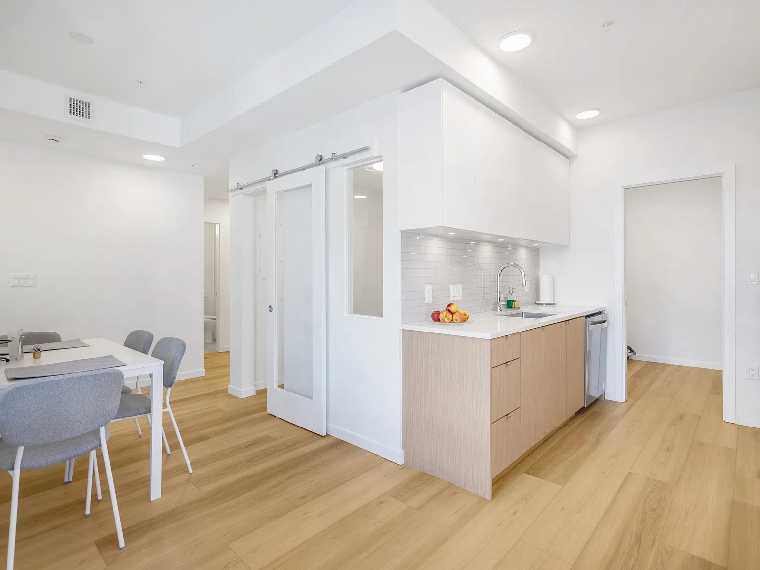 2 bed, 750 sqft, $3,200 — Photo 4