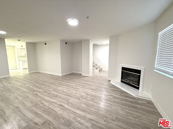 3rd image of 3414 Montrose Ave APT 3