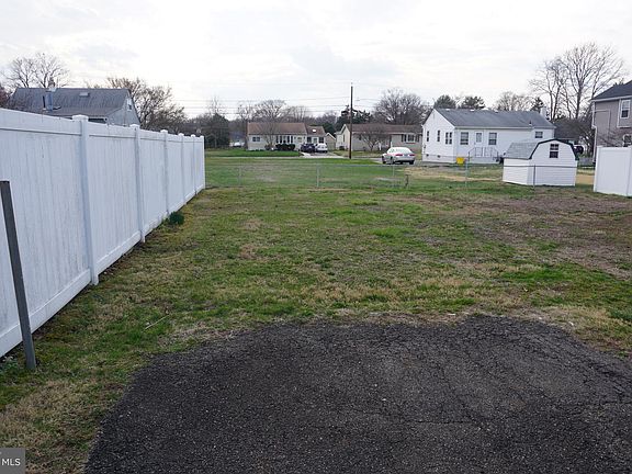 3rd image of 433 Sandalwood Ave
