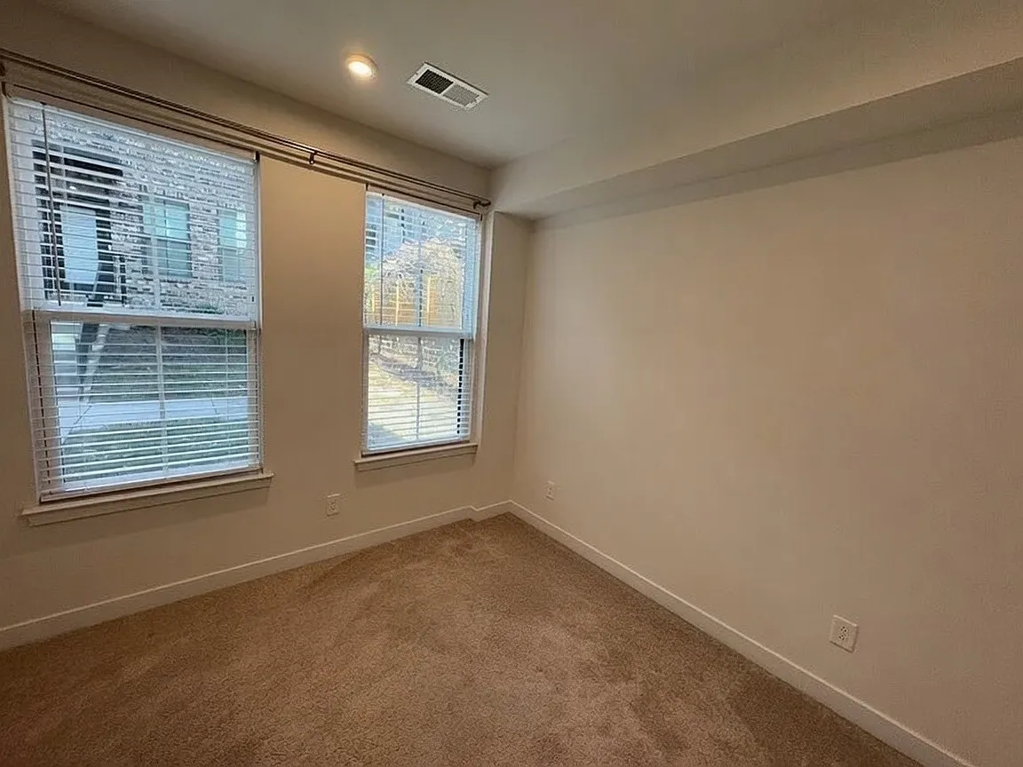 1 bed, 1.5 bath, 1800 sqft, $900 — Photo 2