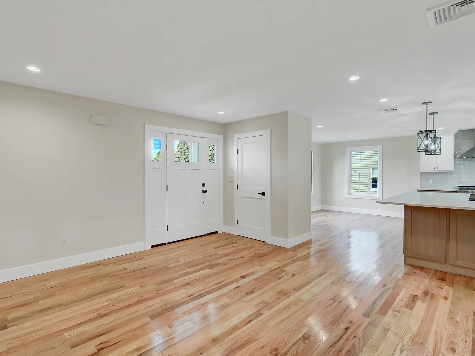 3 bed, 1040 sqft, $3,800 — Photo 3