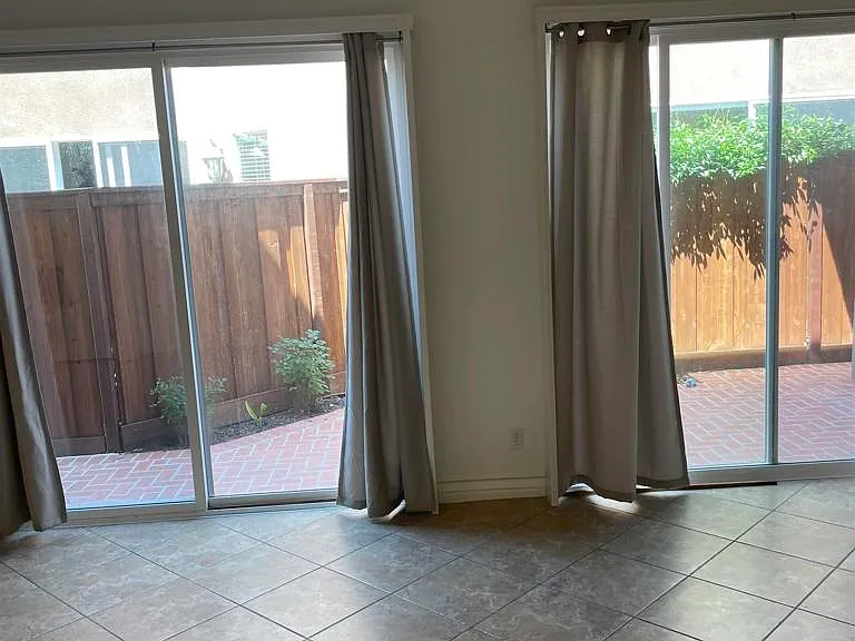 415 N Cedros N — Photo 13