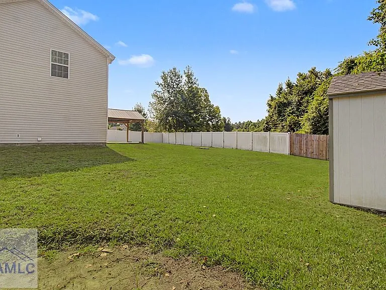 401 E Banks St — Photo 31