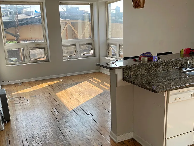 2566 N Lincoln Ave #204 — Photo 2
