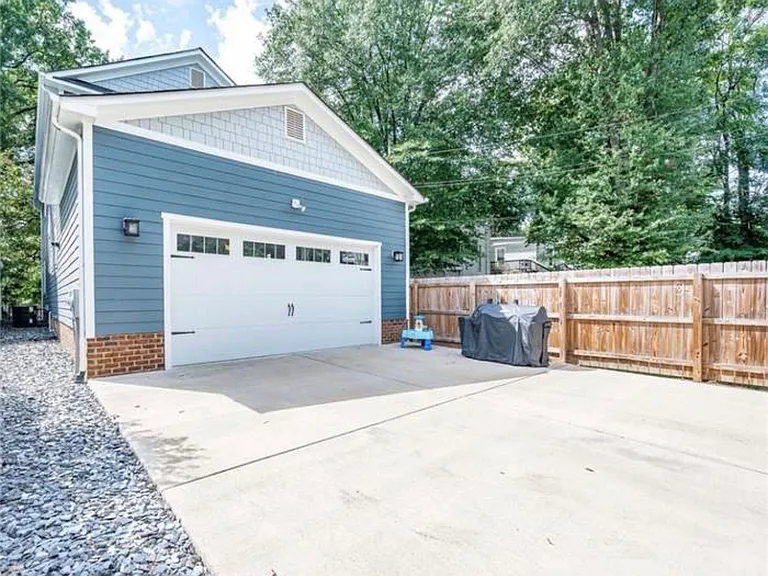 2122 Parkwood Ave — Photo 5