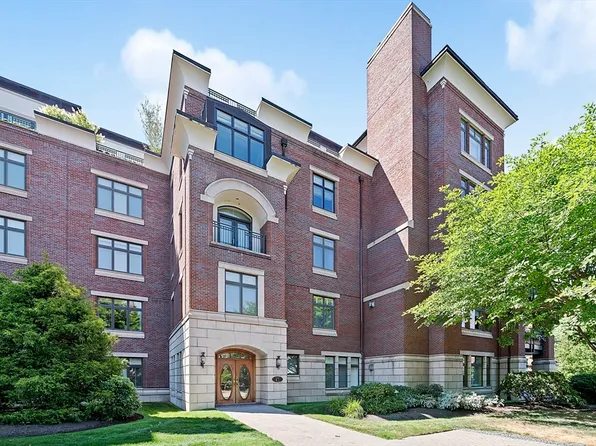 120 Seaver St #C304, Brookline, MA 02445