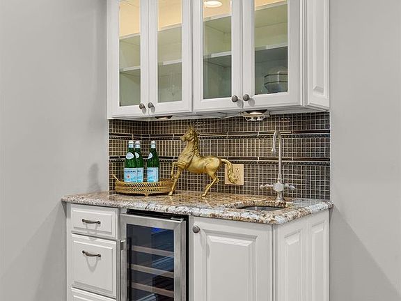 5th image of 7527 Oxford Dr APT 2-E