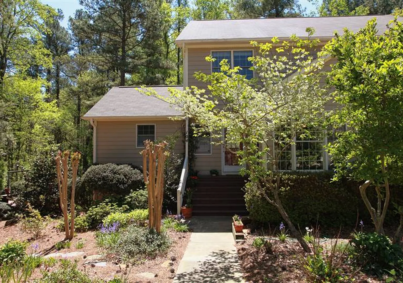 Peaceful 3 Bedroom Duplex Townhouse — Photo 1