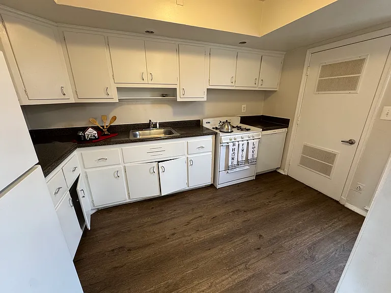 Woodcliffe Manor Apartments — Photo 15