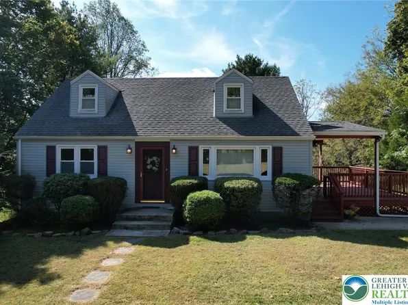 3096 Honeysuckle Rd, Bethlehem, PA 18015