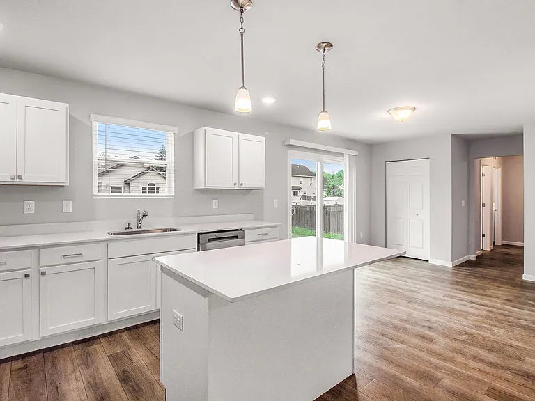 225 Wildflower Dr — Photo 2