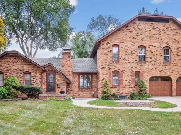 424 Common St, Walled Lake, MI 48390
