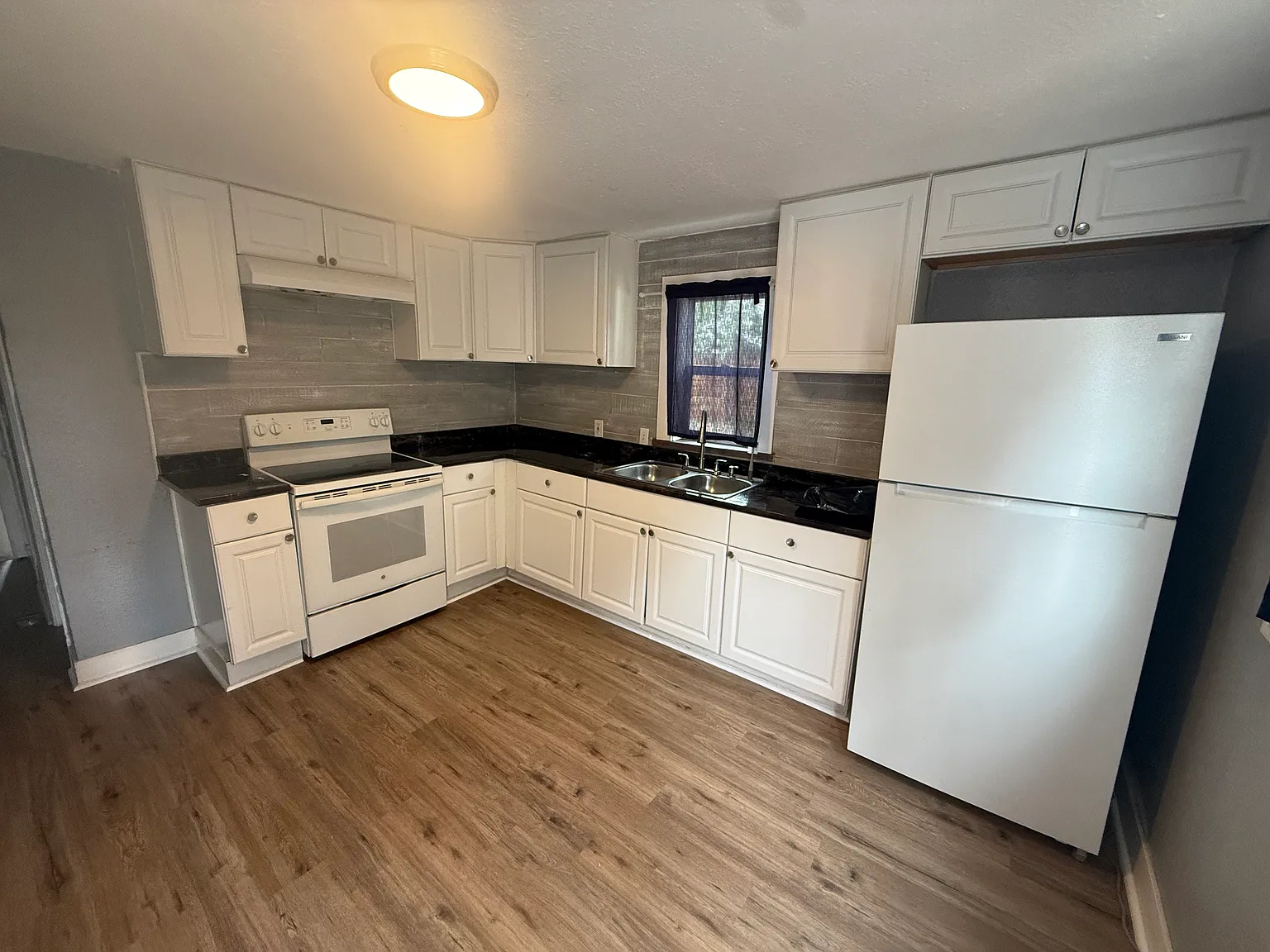 3 bed, 1400 sqft, $1,995 — Photo 4