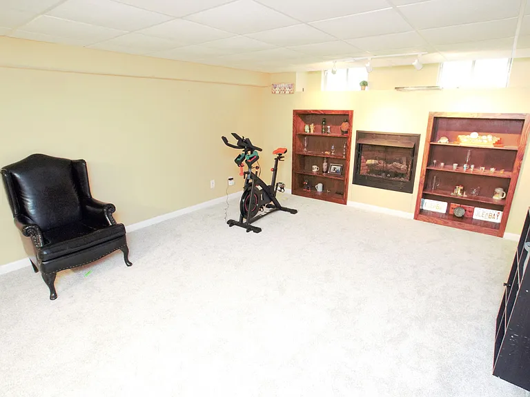 98 Thorndale Cir — Photo 33