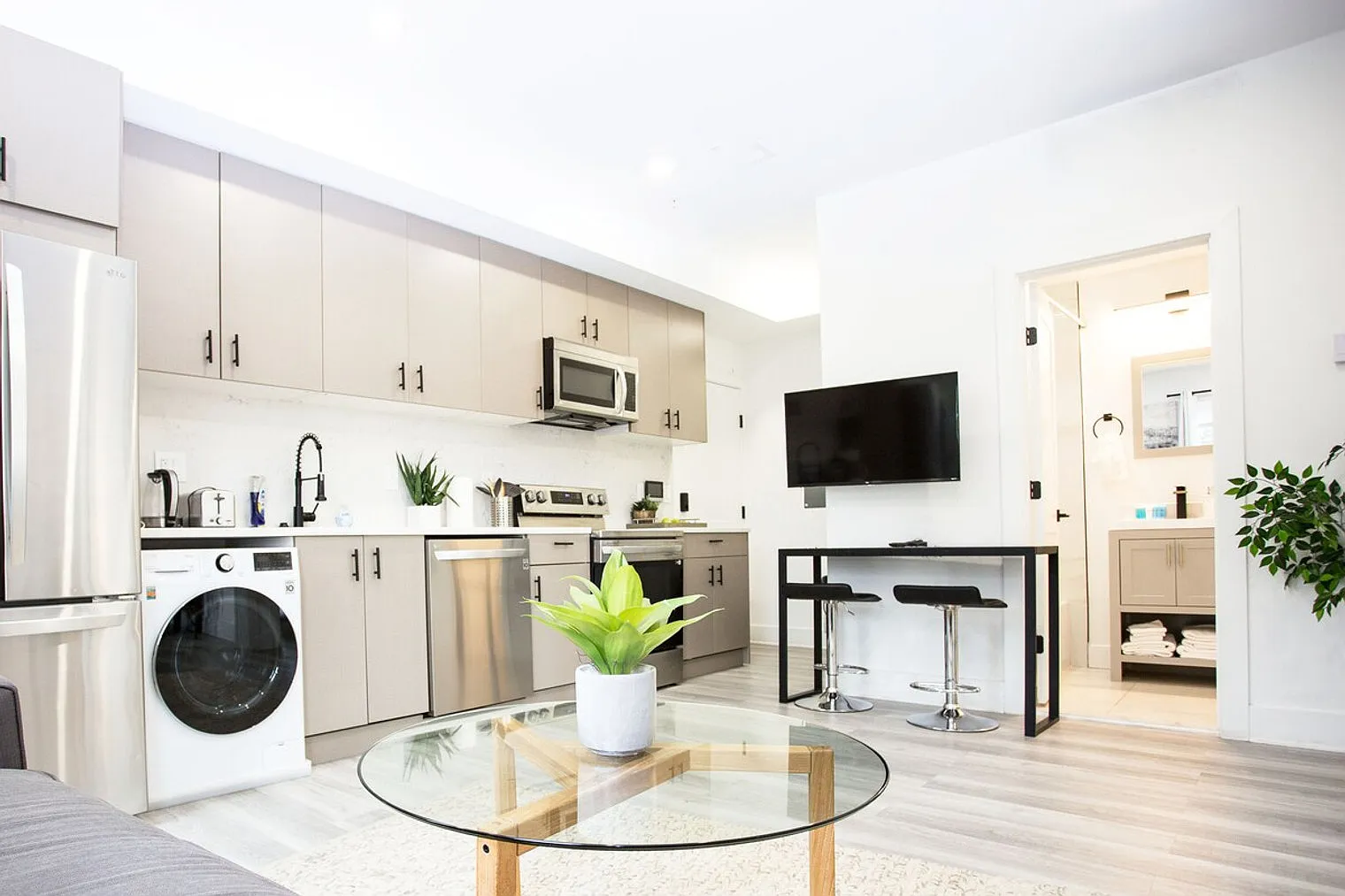 2 bed, 1.0 bath, $4,872 — Photo 3