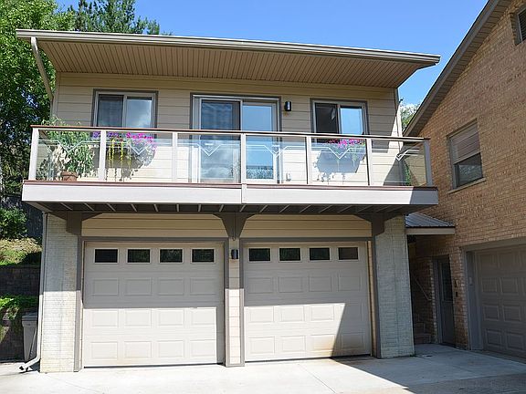 Detached studio apt w/garage