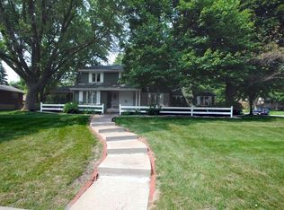 979 Lydia Dr, Roseville, MN 55113
