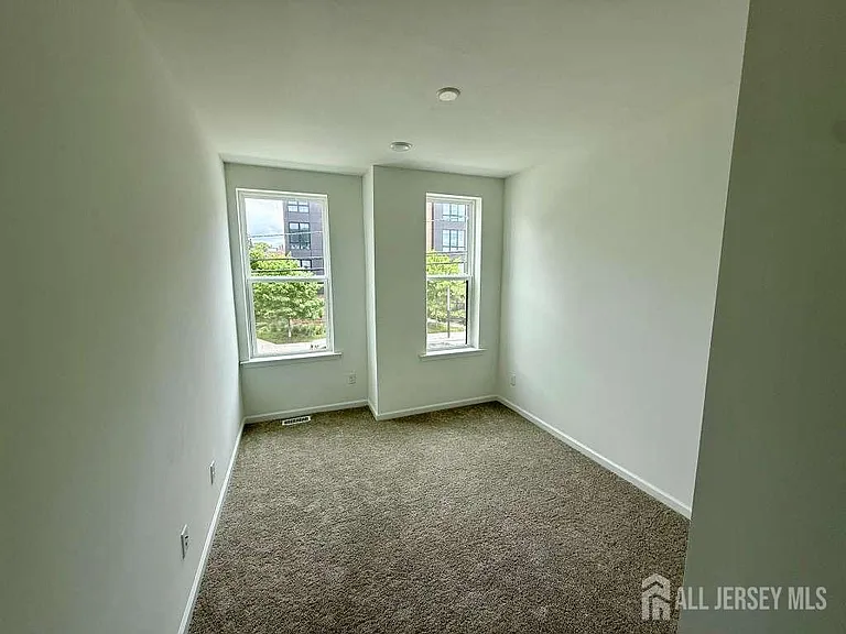 400 Willow Ave #405 — Photo 7