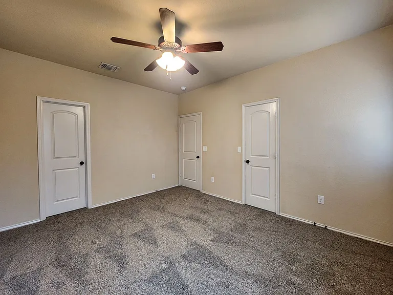 712 Creekside Cir — Photo 32