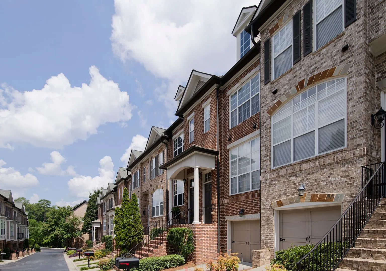 Beautiful 3BR, 3.5BA brick Townhome in Brookhaven — Photo 2