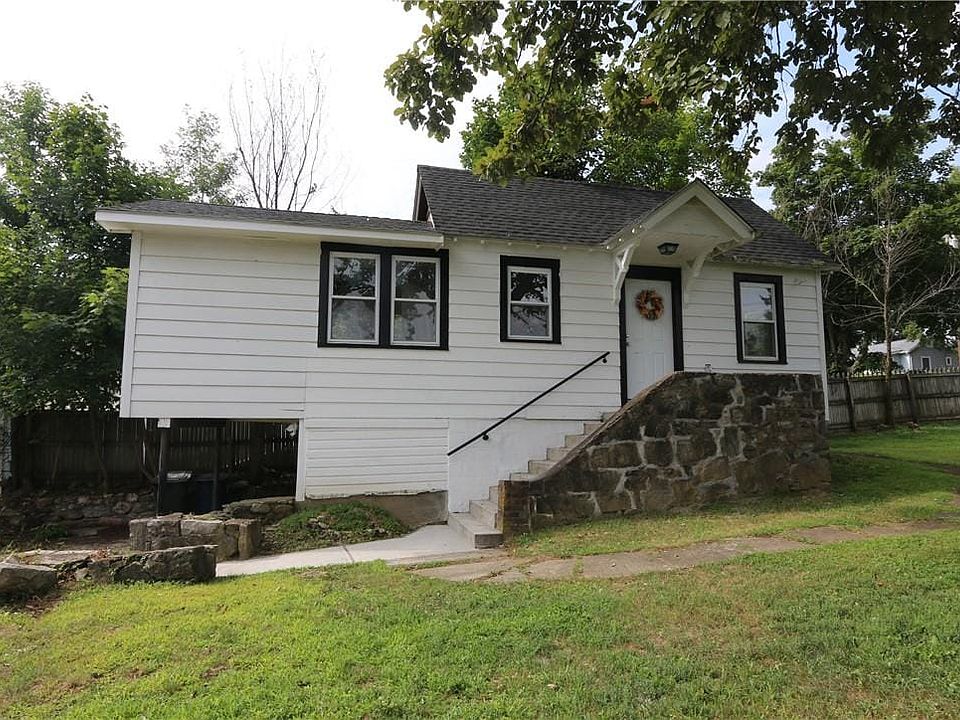 1st image of 348 Center Dr