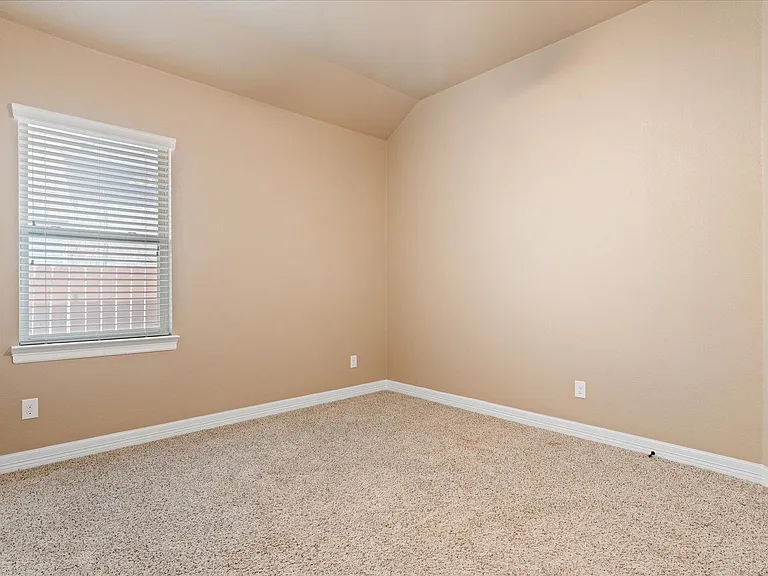 916 Easton Dr — Photo 24