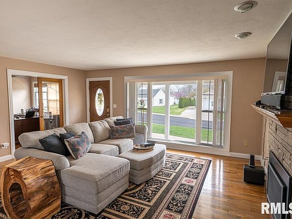 2nd image of 4139 N Hawthorne Pl