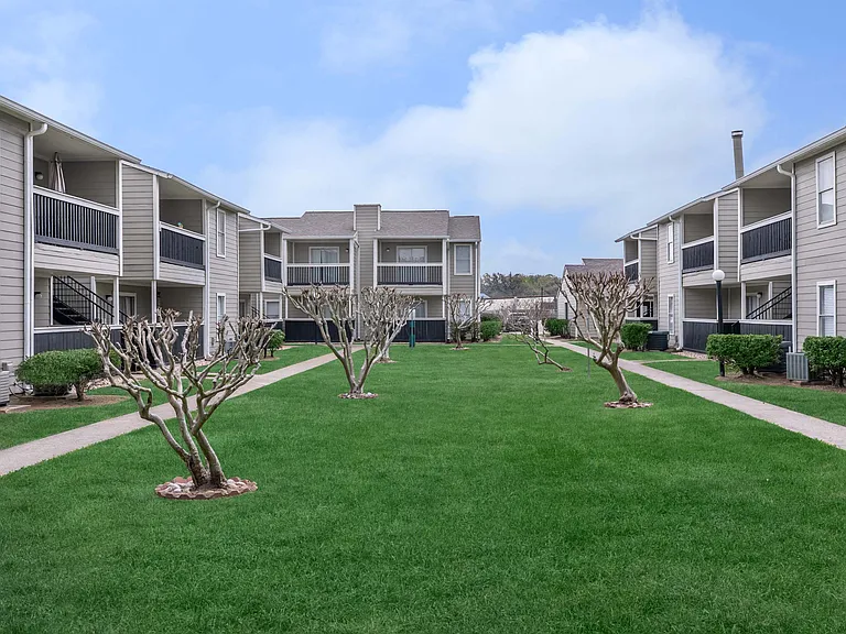 Royal Wildewood Manor Apartments — Photo 7