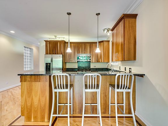 5th image of 1747 N Artesian Ave APT 1