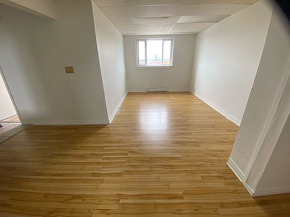 4th image of 146 Queen St E #2