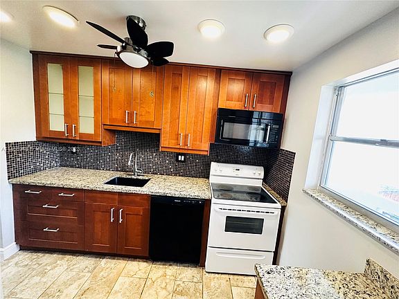 4th image of 1700 NE 191st St APT 305