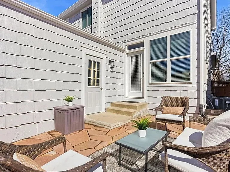 2043 King Way — Photo 30