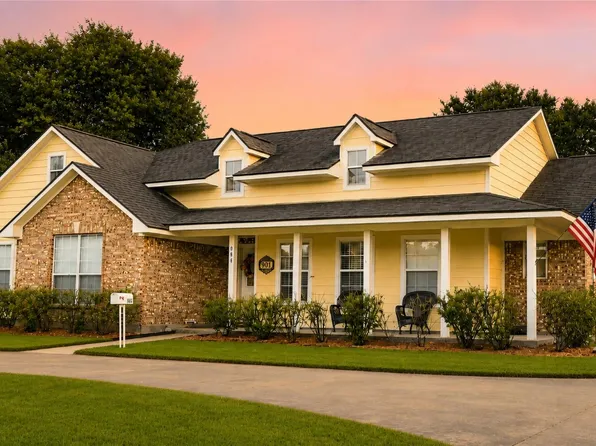 904 E Wilkins St, Angleton, TX 77515